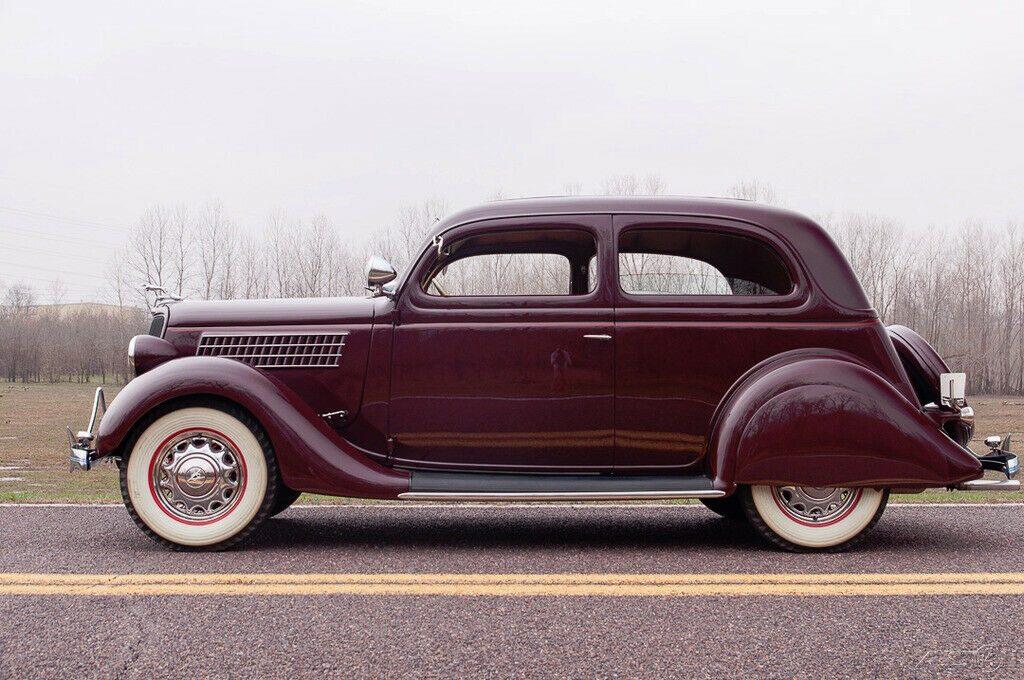 1935 Ford Model 48 Deluxe Tudor