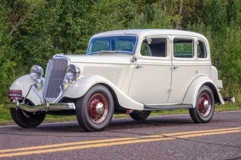 1934 Ford Deluxe Sedan na prodej
