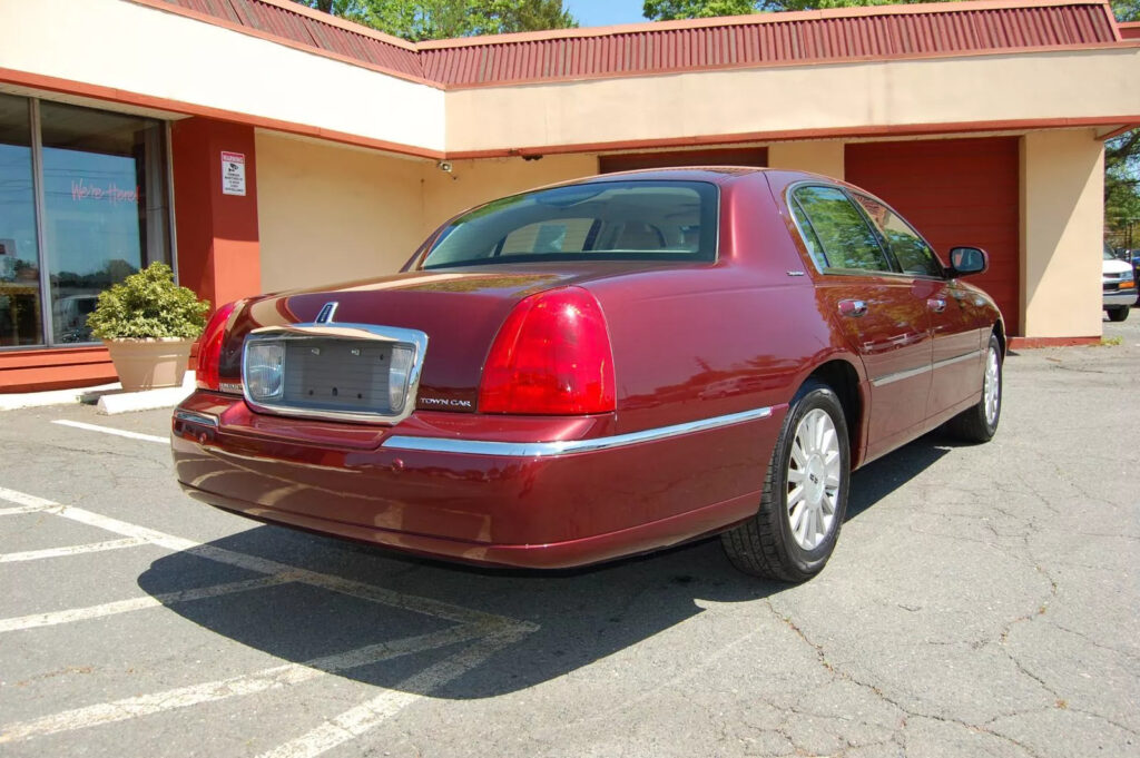 2003 Lincoln Town Car