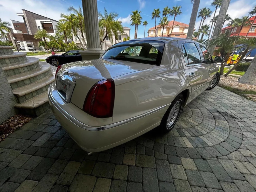 2001 Lincoln Town Car