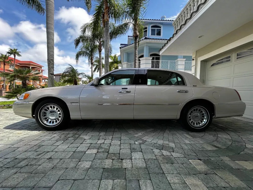 2001 Lincoln Town Car